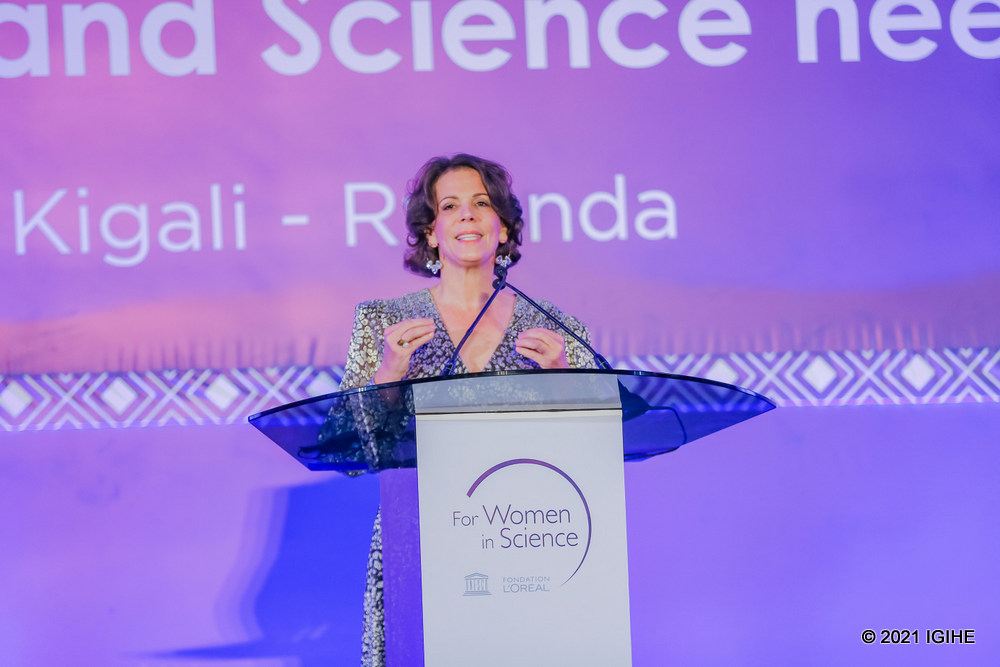 Visi Perezida Ushinzwe Ibikorwa muri L’Oréal Group akaba na Visi Perezida wa Foundation L’Oréal, Alexandra Palt yasabye ko abagore barushaho guhabwa umwanya mu bijyanye na siyansi