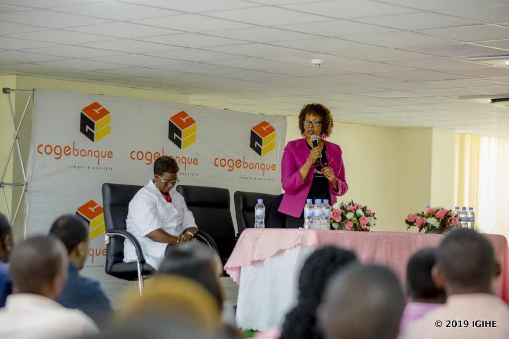 Umuyobozi w’Umuryango BCIEA, Philippa Kibugu-Decuir, yabwiye abakozi ba Cogebanque ko hari icyo bakora mu guhangana na kanseri y’ibere haba mu kazi no mu ngo zabo