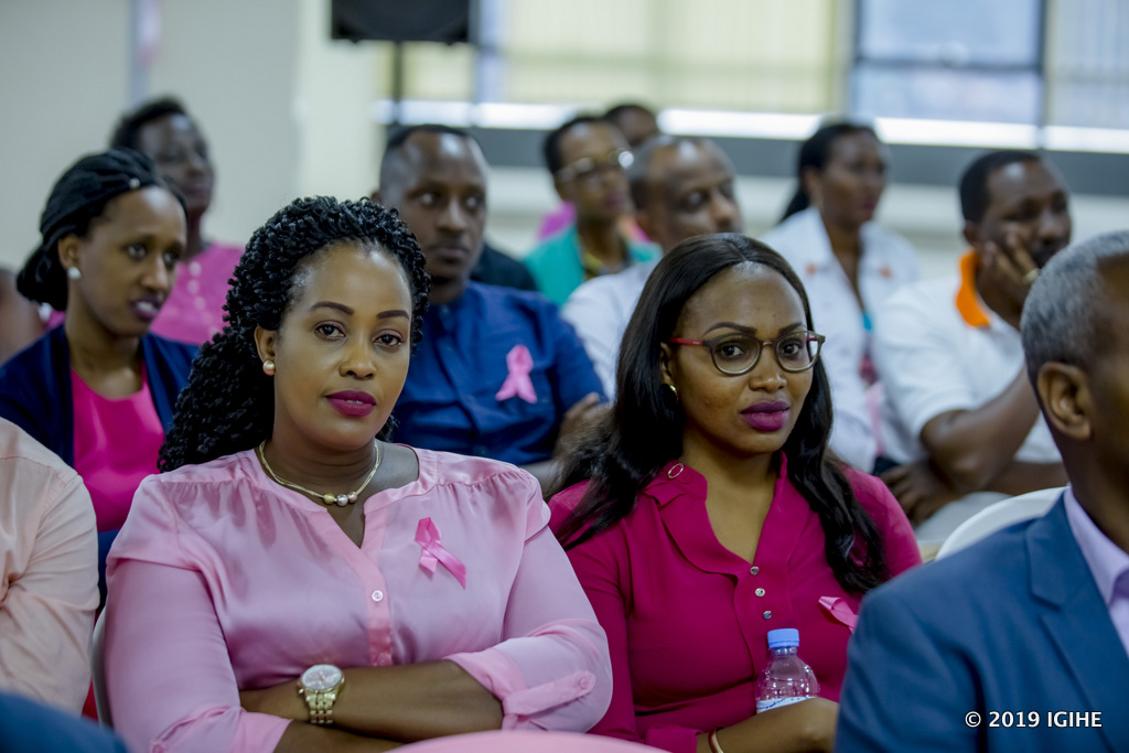 Mukabanana Théonestine (ibumoso) ushinzwe Ishami ryo kwakira abakiliya muri Cogebanque yavuze ko ubutumwa bahawe bwabasigiye umukoro ku mpinduka zikwiye mu guhangana na kanseri