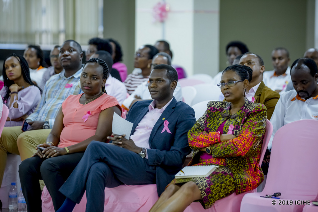 Umuyobozi Mukuru wa Cogebanque, Cherno Gaye, (hagati) yavuze ko nubwo kanseri ari indwara ikomeye ariko yavurwa igakira.