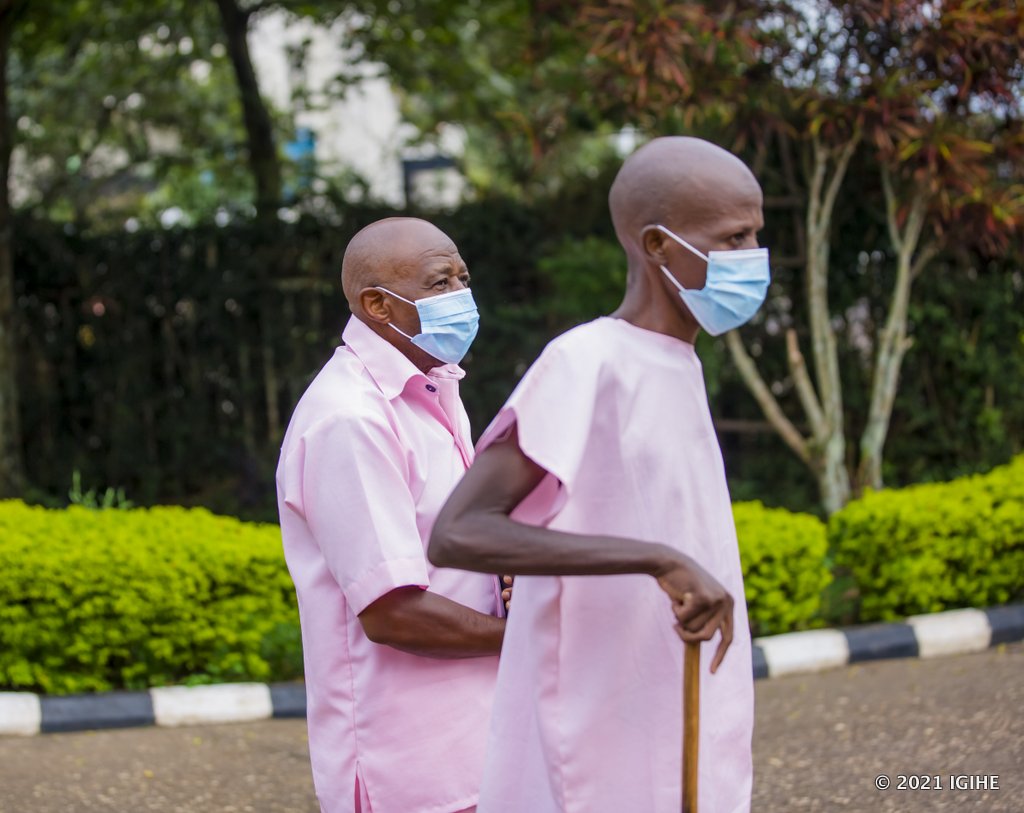 Nsanzubukire Félicien na Rusesabagina ubwo berekezaga mu rukiko mu iburanisha ryo kuri uyu wa Gatanu