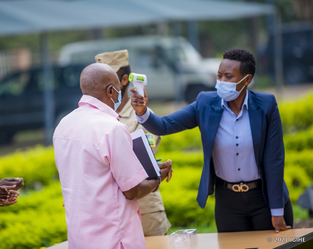 Paul Rusesabagina yabanje gupimwa umuriro, anahabwa hand sanitizer yo gukaraba intoki nk'imwe mu ngamba zo kwirinda ikwirakwira rya Coronavirus