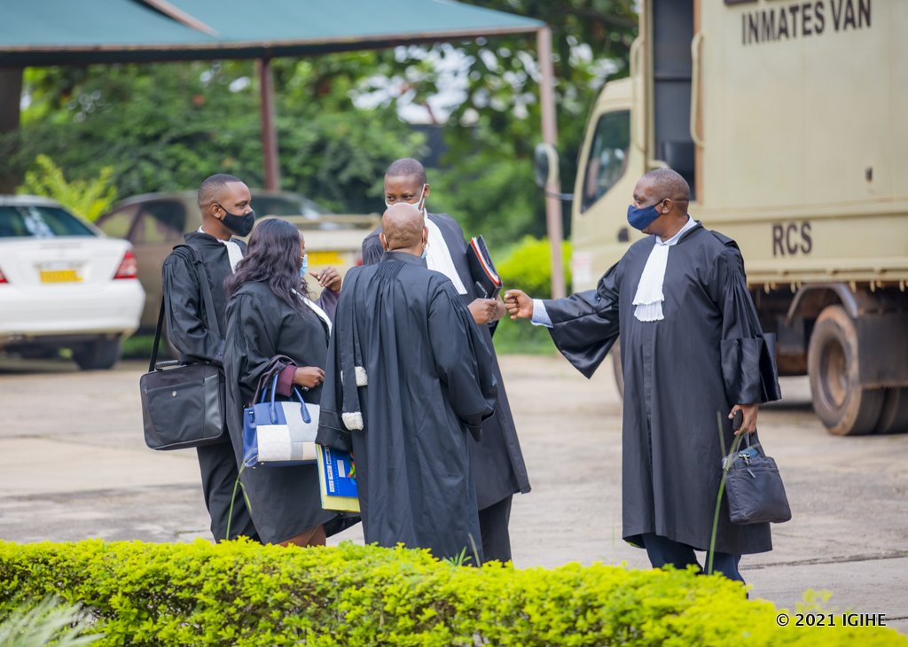 Abanyamategeko bahuriye muri iyi dosiye babanje kujya inama, na bo bagendaga baganira