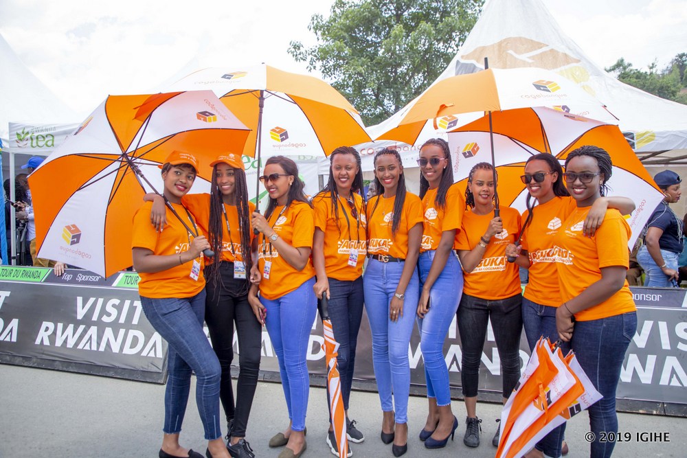 Abakobwa bafasha Cobeganque mu kumenyekanisha ibikorwa byayo muri iri rushanwa