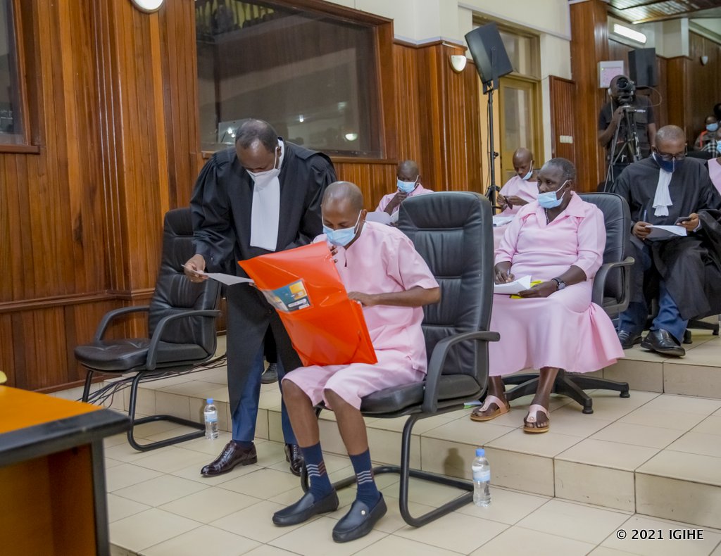 Me Nkundabarashi Moïse n'umukiliya we Nsabimana Callixte 'Sankara' baganira kuri dosiye zabo
