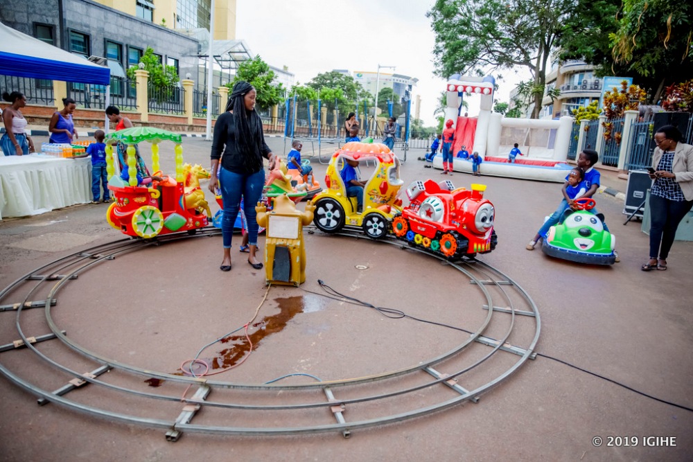Abana bafungurijwe konti muri Banki ya Kigali bari bateguriwe imikino itandukanye