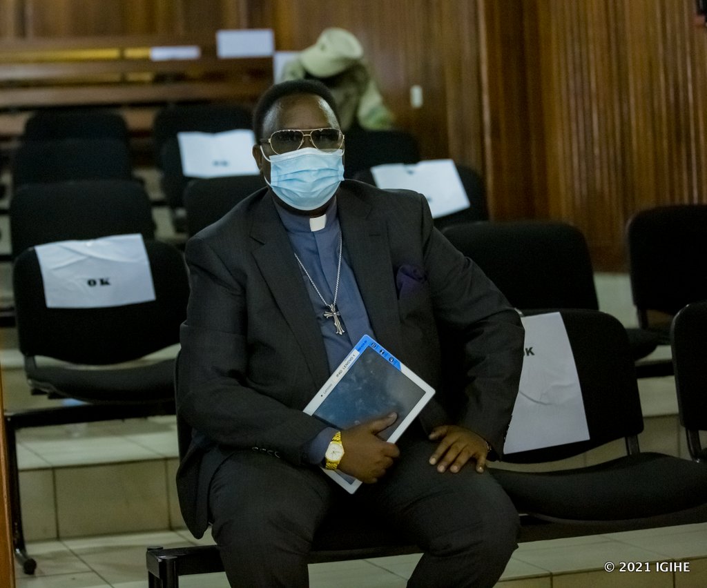 Nyuma yo guhabwa umwanya wo gutanga amakuru, Bishop Niyomwungere yicaye mu rukiko akurikira iburanisha nk'abandi