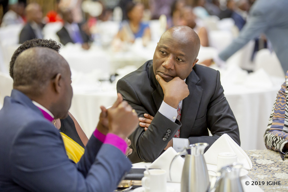 Minisitiri w'Intebe, Dr Edouard Ngirente, aganira n'umwe mu bitabiriye aya masengesho