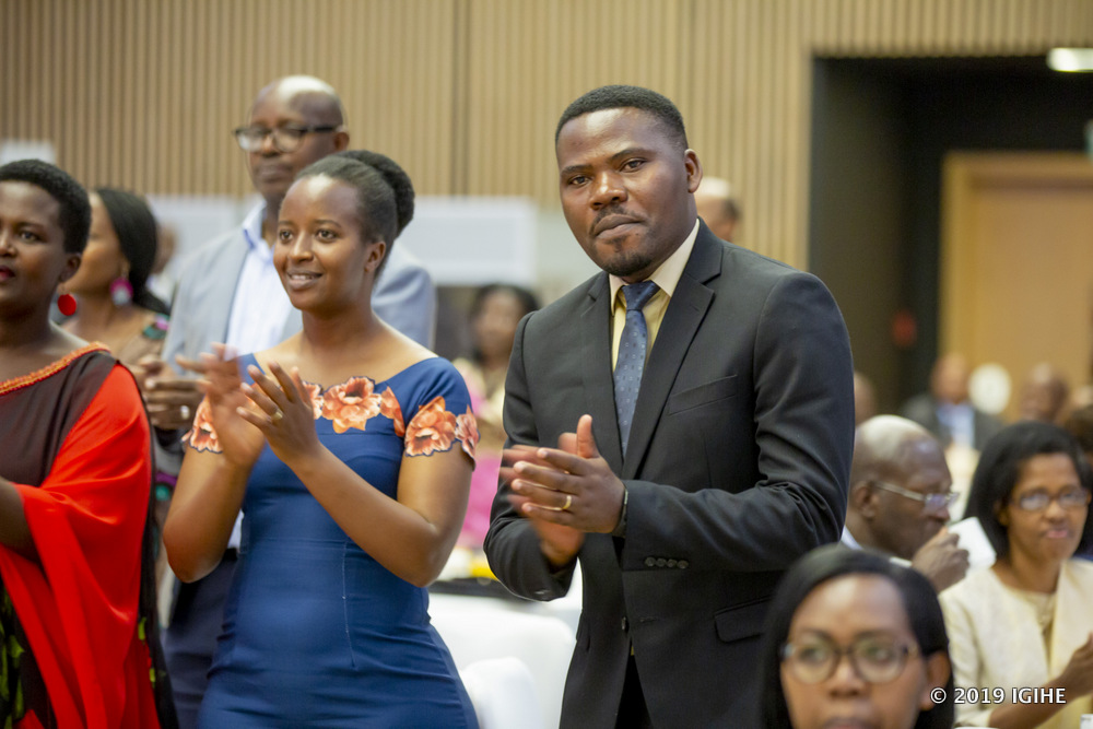 Perezida w'Itorero ry'Igihugu, Bamporiki Edouard, yifatanya n'abandi mu ndirimbo zihimbaza Imana