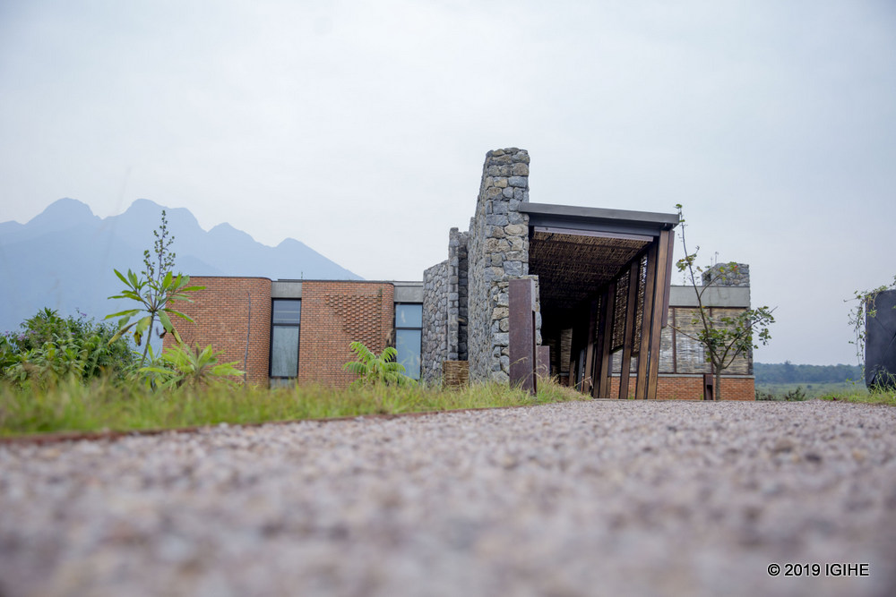 Singita Kwitonda Lodge and Kataza House ni hoteli y’inyenyeri eshanu mu Karere ka Musanze. Yubatswe ahantu hahoze igishanga cyari urwuri, igizwe n’inzu umunani zubatswe mu buryo zirengera ibidukikije