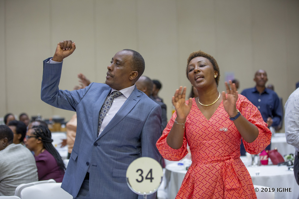 Uyu mwanya uba wahariwe guhimbaza Imana, buri wese abikora mu buryo bumunyuze