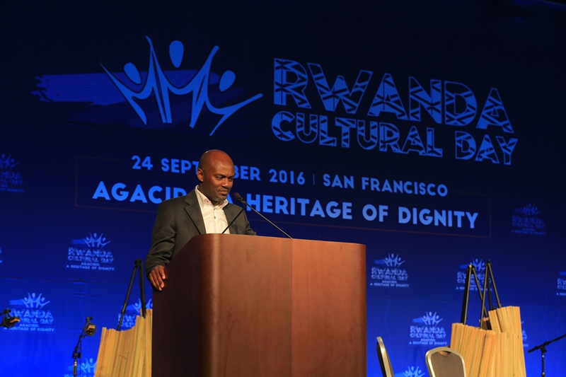 Andrew Mwenda yavuze ko ibintu u Rwanda rukora nta wabigereranya n’ibiba mu bindi bihugu biri mu cyiciro kimwe cy’ubukungu