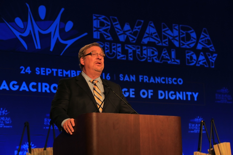 Pasiteri Rick Warren yahamije ko nta gihugu na kimwe ku Isi kimeze nk’u Rwanda