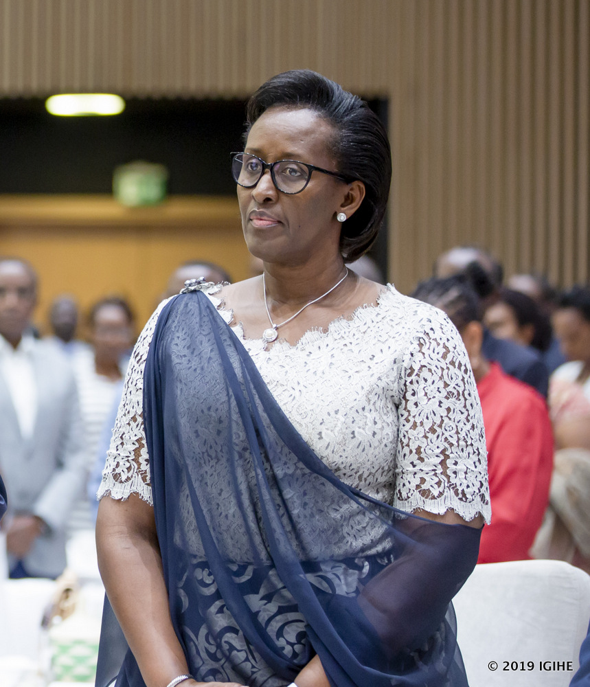 Madamu Jeannette Kagame yifatanyije n'abandi bayobozi mu masengesho yo gushimira Imana ibyiza yagejeje ku Rwanda mu 2018 no kuyiragiza mu 2019