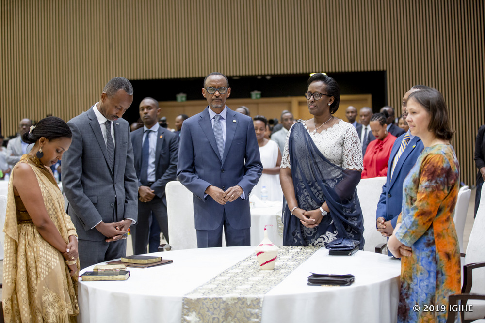 Perezida Kagame na Madamu Jeannette Kagame ubwo bifatanyaga n'abandi bayobozi mu masengesho yo gushimira Imana ku byo yagejeje ku Rwanda mu 2018