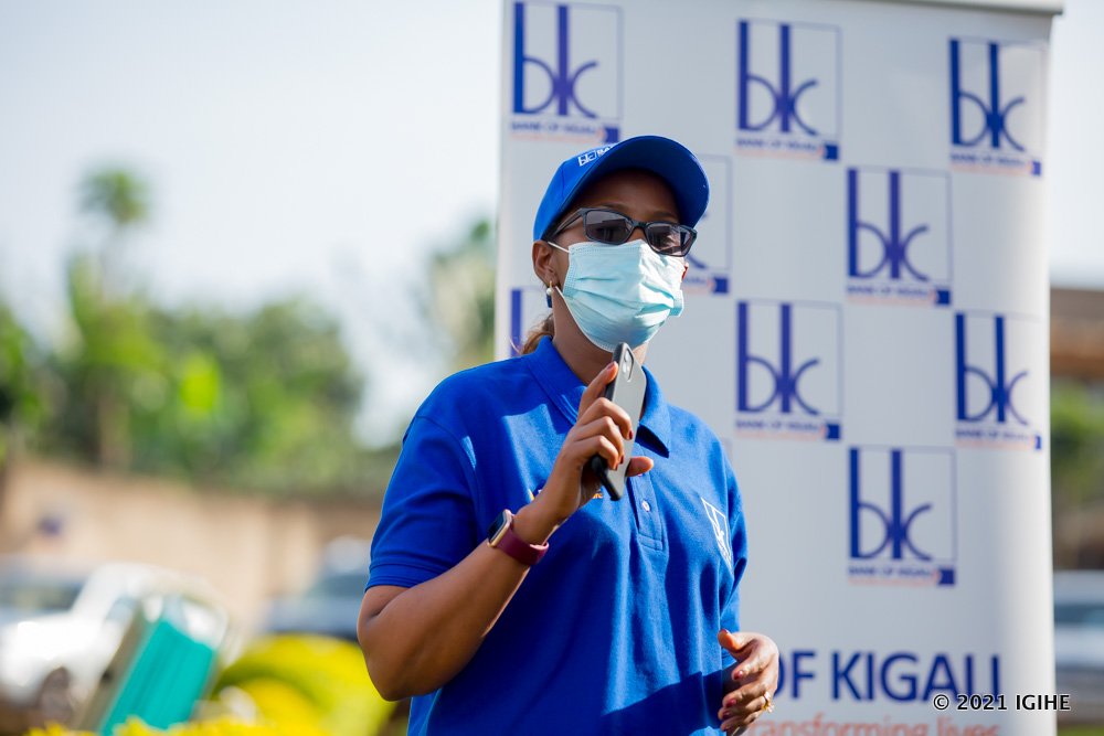 Umuyobozi ushinzwe Serivisi z’Abakiliya muri Banki ya Kigali, Ngabire Rose, asobanura impamvu bahisemo gukorana na Rwanda Women Network