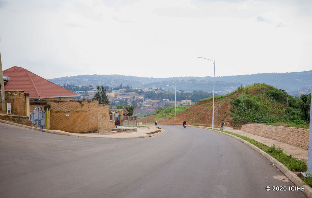 Uyu muhanda hakurikiyeho kuwutunganya bya nyuma harimo guca imirongo n'ibindi byoroheje