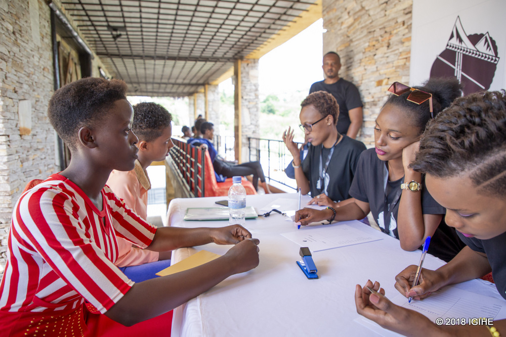 Mwiseneza yabanje kwiyandikisha yitwaje ibimuranga