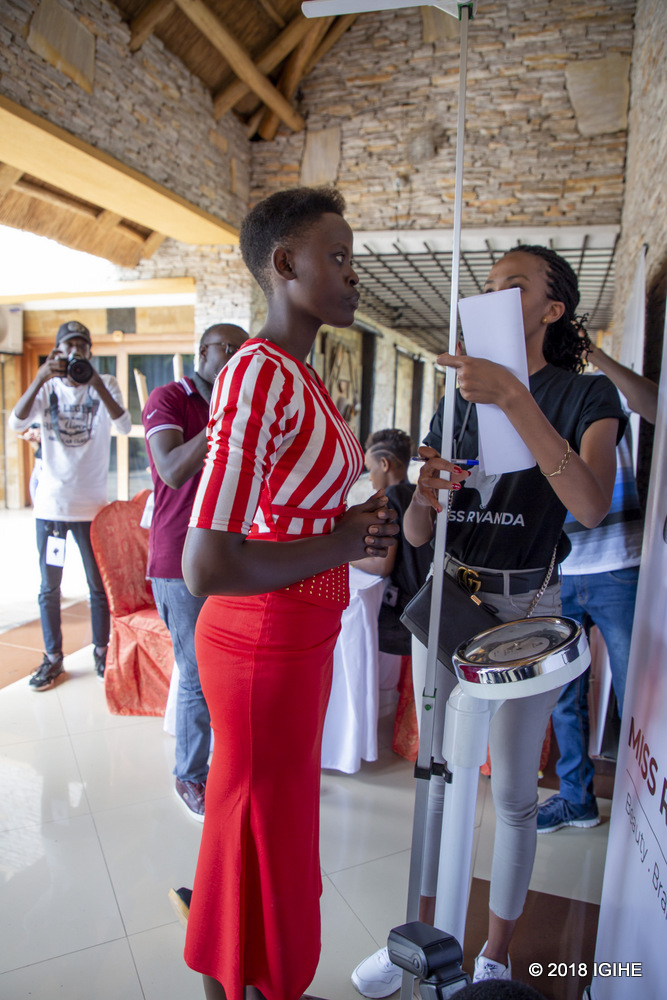 Kimwe n'abandi bakobwa, abateguye irushanwa babanje kumupima uburebure harebwa niba yujuje ibisabwa