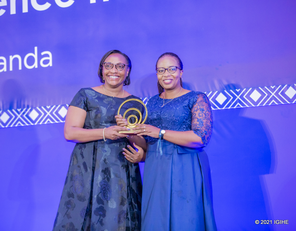 Minisitiri w'Uburezi, Dr Uwamariya Valentine ashyikiriza, Dr Uwineza Annette igihembo yegukanye