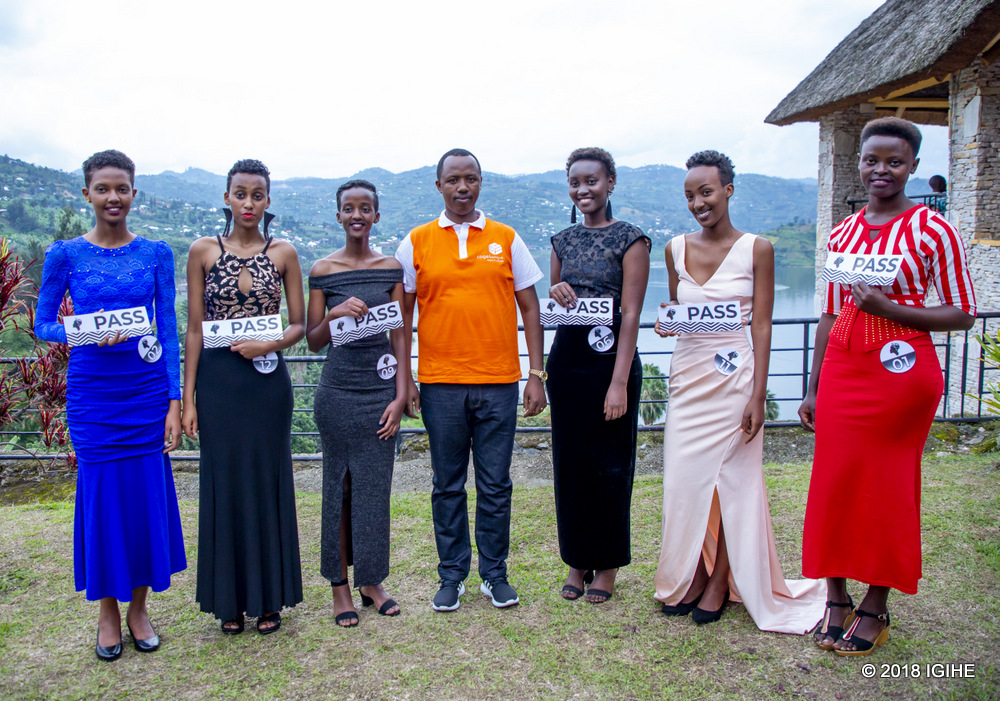 Abakobwa batandatu bakomeje mu irushanwa, mu ifoto y'urwibutso n'umuyobozi uhagarariye Cogebanque, umuterankunga mukuru wa Miss Rwanda