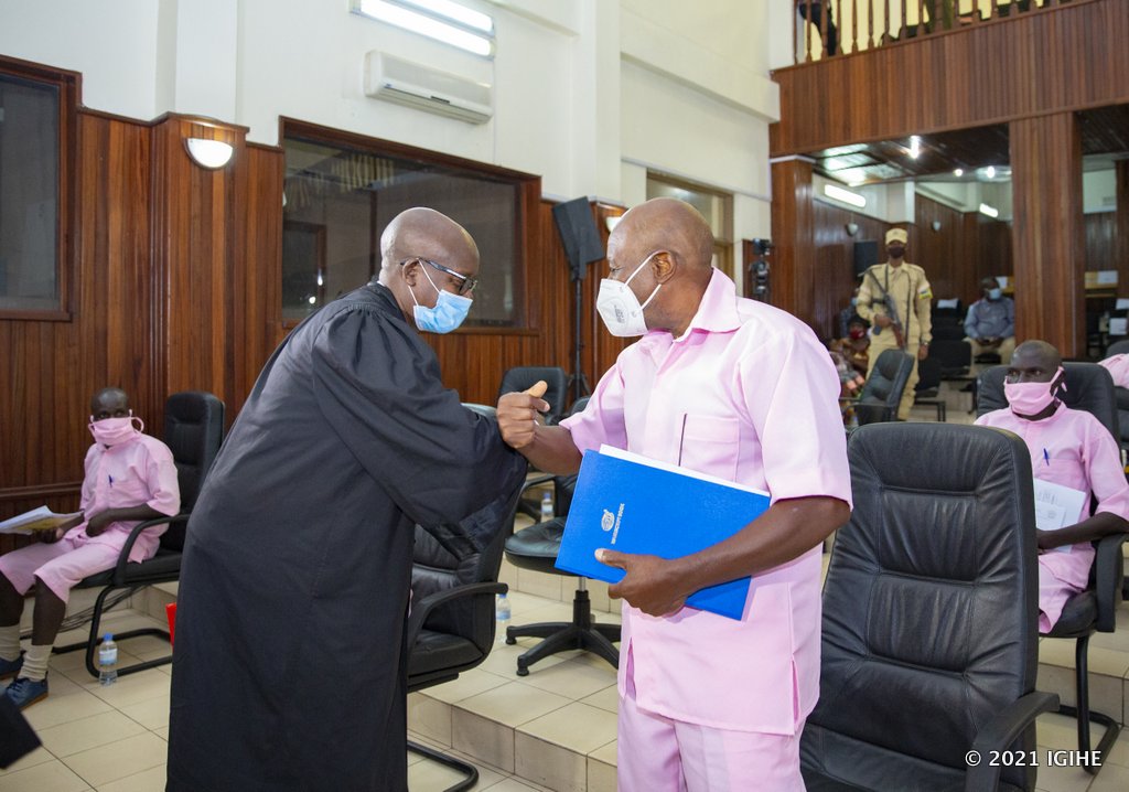 Gashabana Gatera asuhuzanya na Rusesabagina Paul yunganira mu mategeko ubwo bageraga mu rukiko kuri uyu wa Gatatu