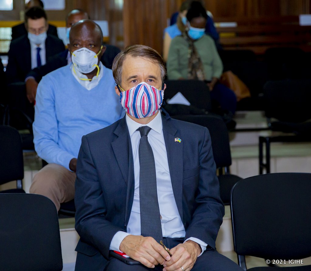 Ambasaderi wa Leta Zunze Ubumwe za Amerika mu Rwanda, Peter Vrooman, mu badipolomate bari mu rukiko mu rubanza