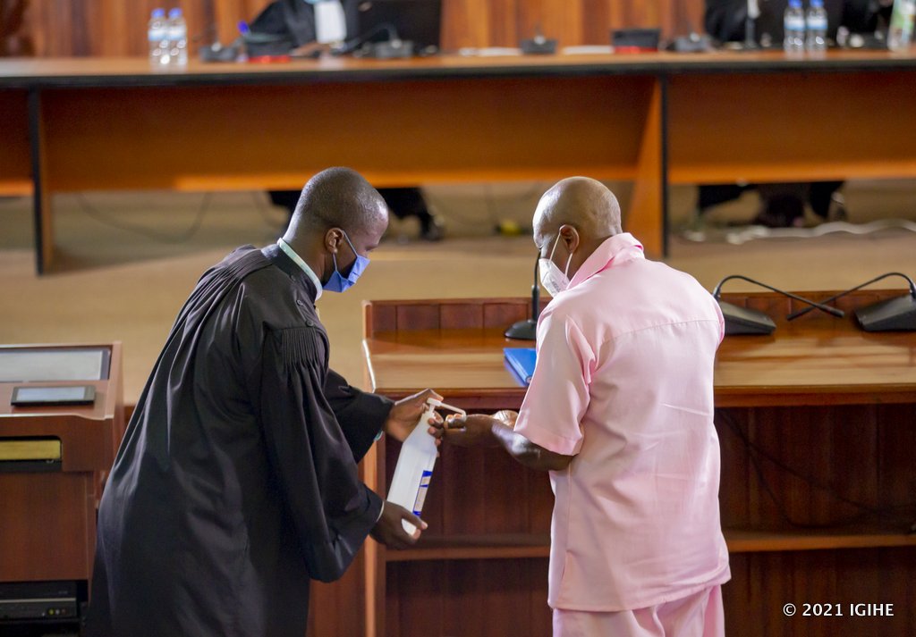 Rusesabagina Paul yabanje guhabwa sanitizer yo gusukura intoki mbere yo gutangira kubazwa niba yemera umwirondoro we ndetse n'ibyaha ashinjwa
