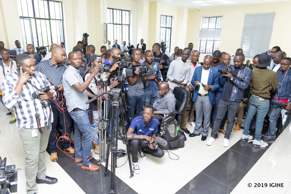 Abanyamakuru bakorera itangazamakuru ryo mu Rwanda no mu mahanga bari bakoraniye kuri RIB ari benshi
