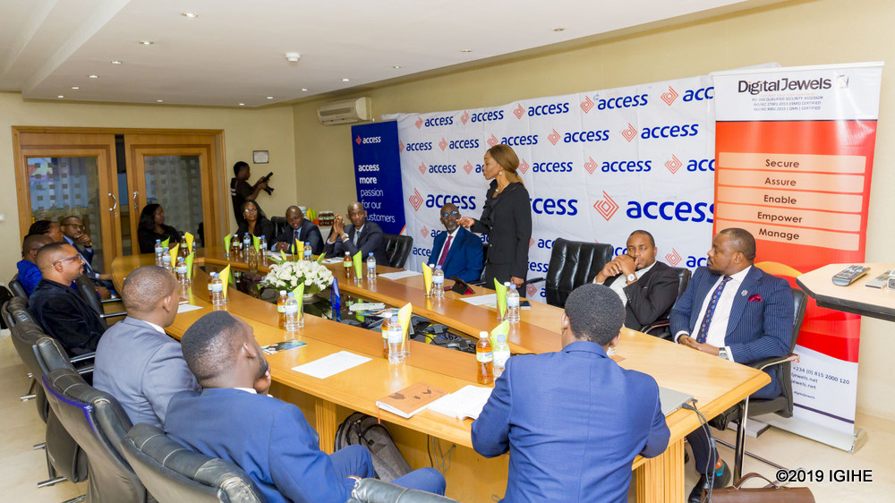 Ubwo abayobozi ba Access Bank bamurikirwaga ibyavuye mu igenzura