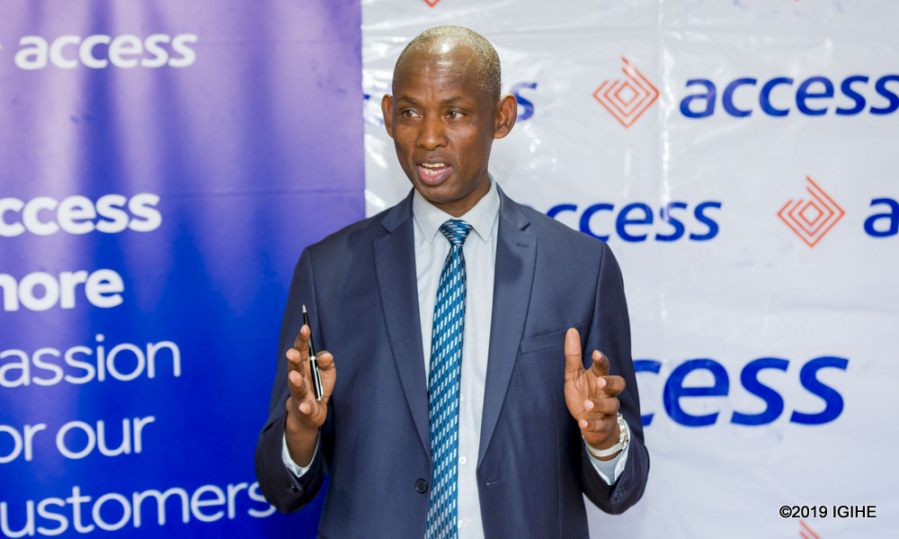 Umuyobozi muri Banki Nkuru y’u Rwanda (BNR) ushinzwe serivisi zo kwishyurana, John Karamuka, yashimiye Access Bank Rwanda kuba ari banki y’ubucuruzi ya mbere mu Rwanda ibashije kubona izi mpamyabushobozi eshatu