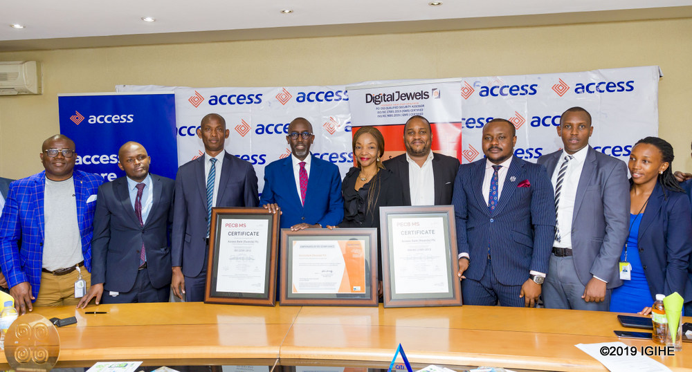 Abayobozi ba Access Bank bishimiye impamyabushobozi bahawe