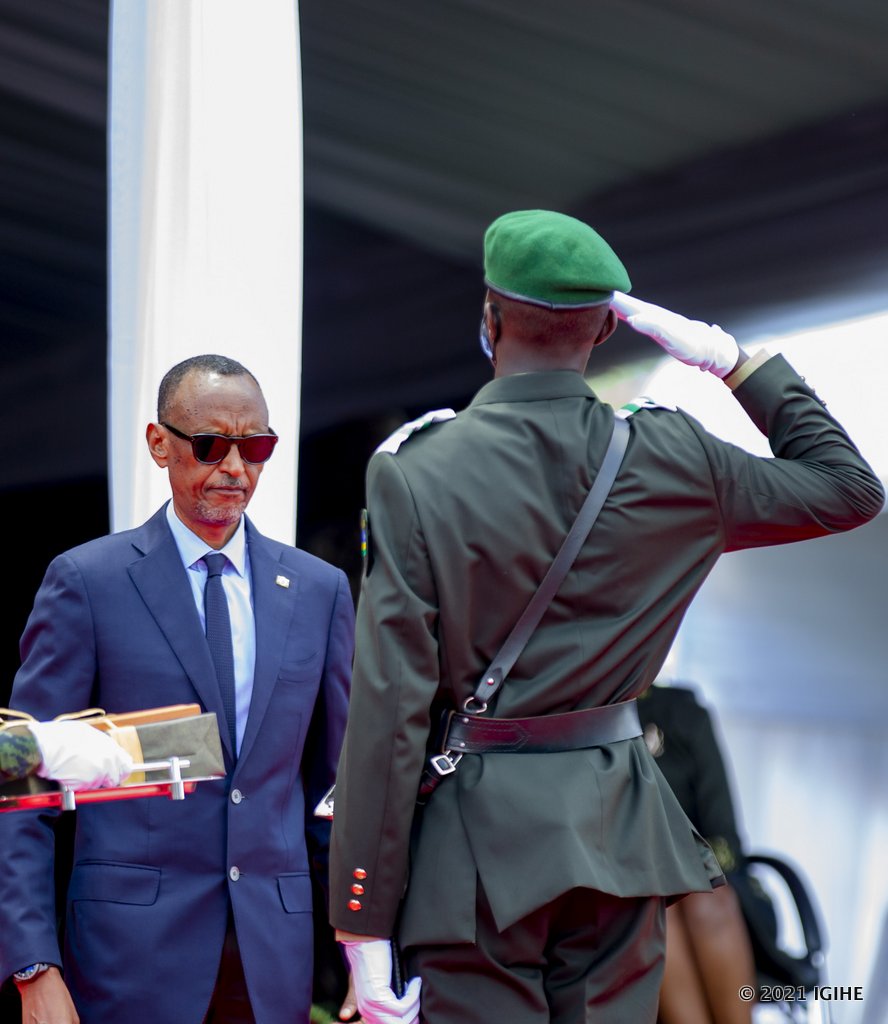 Umwe mu basoje amasomo aterera isaluti Umukuru w'Igihugu, Paul Kagame