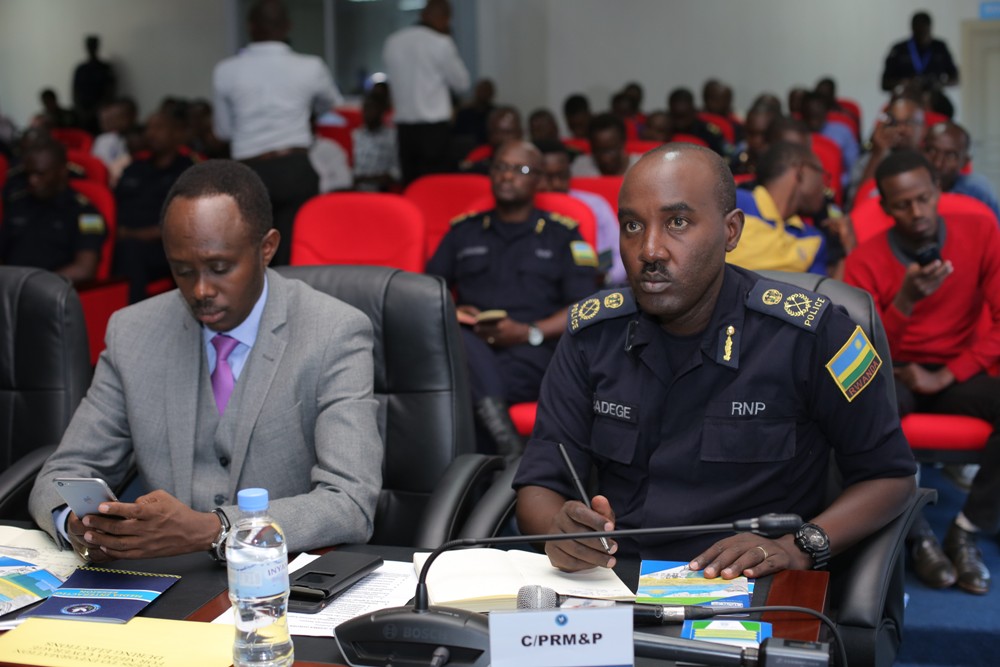 Umuvugizi wa Polisi y'u Rwanda, ACP Theos Badege(iburyo)