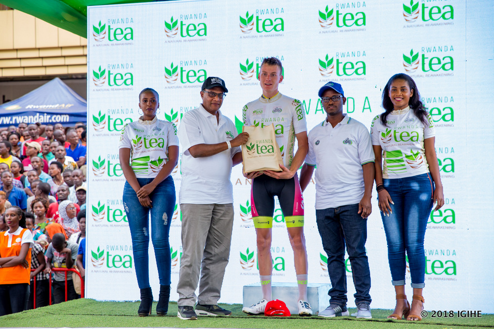 Doring Jonas ukinira Team Descartes Romandie yahembwe na Rwanda Tea nk’umukinnyi wagaragaje guhangana kurusha abandi