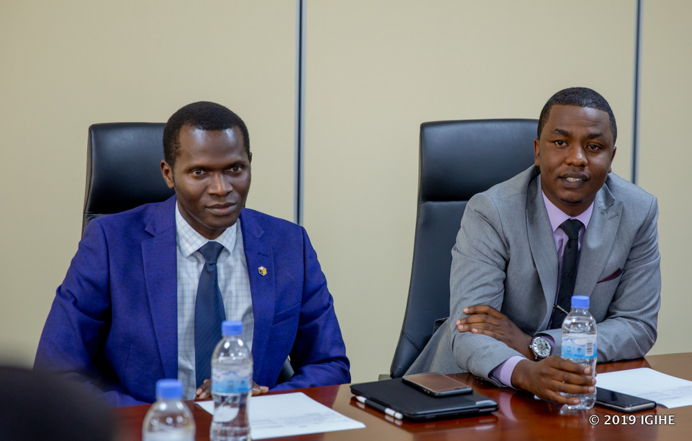 Umuyobozi Mukuru wa Cogebanque, Cherno Gaye ari kumwe na Ishimwe Dieudonne ukuriye Rwanda Inspiration Backup itegura Miss Rwanda