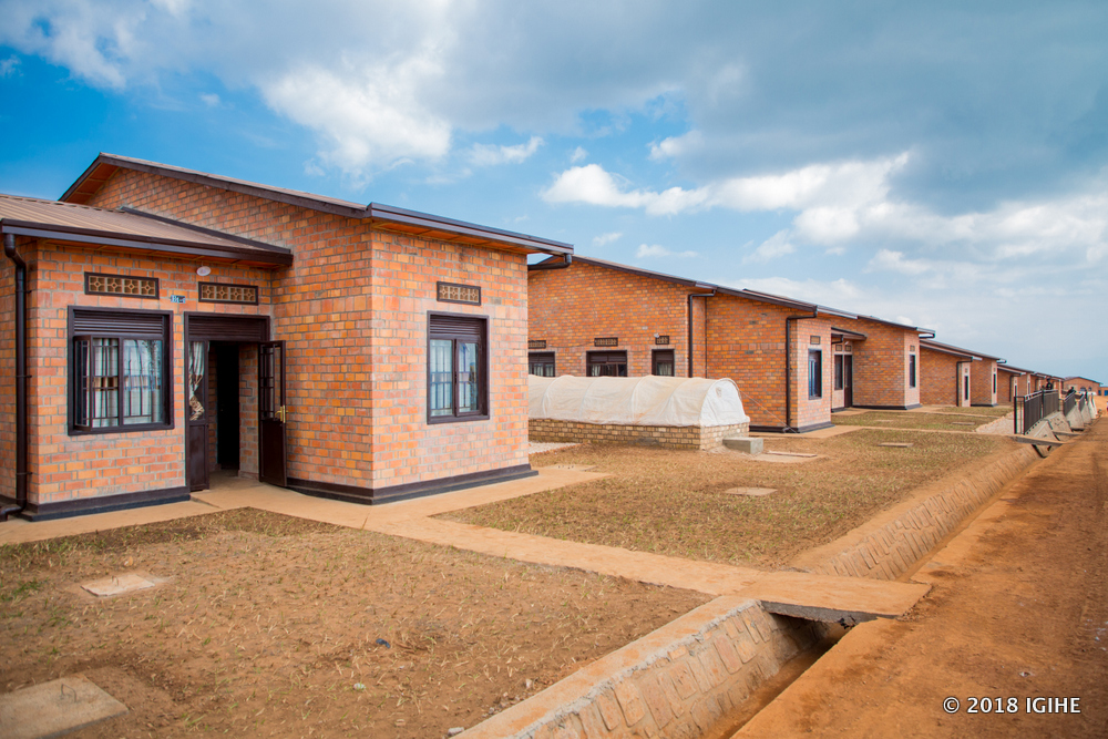 Umudugudu w’Icyitegererezo wa Horezo mu Murenge wa Rongi, Akarere ka Muhanga, watujwemo imiryango 100 yo mu Mirenge ya Rongi na Nyabinoni yari ituye mu manegeka. Watashywe ku wa 4 Nyakanga 2018