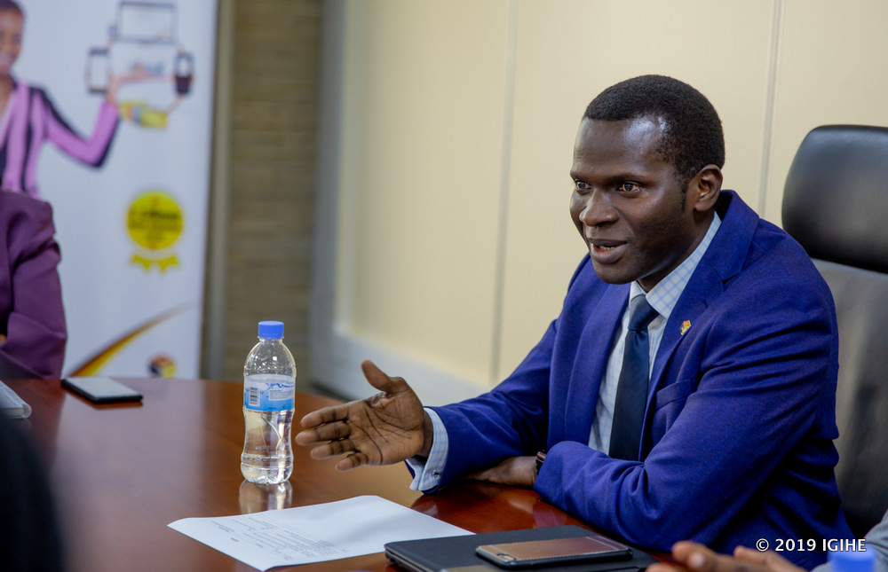 Umuyobozi Mukuru wa Cogebanque, Cherno Gaye, aha impanuro abakobwa bari guhatanira ikamba rya Nyampinga w'u Rwanda