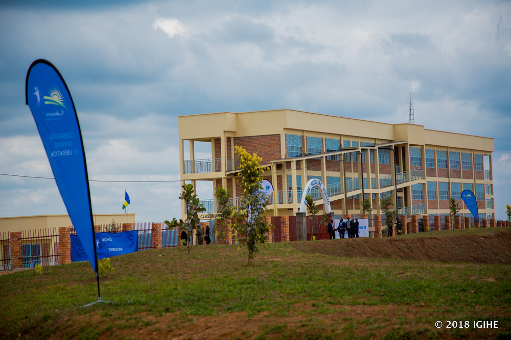 Umudugudu wa Horezo wubatse mu buryo buzwi nka 'Four in One', aho inzu imwe iba irimo ibice bine buri muryango ugahabwa kimwe. Uri mu bilometero 50 uturutse mu Mujyi wa Muhanga