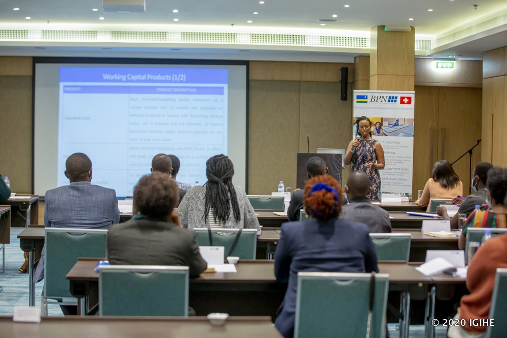 Umuyobozi w’Ishami rishinzwe kwita ku bashoramari bato n’abaciriritse muri I&M Bank Rwanda, Mushashi Delphine, atanga ubutumwa mu gikorwa cyo gusoza amahugurwa yegenewe ba rwiyemezamirimo