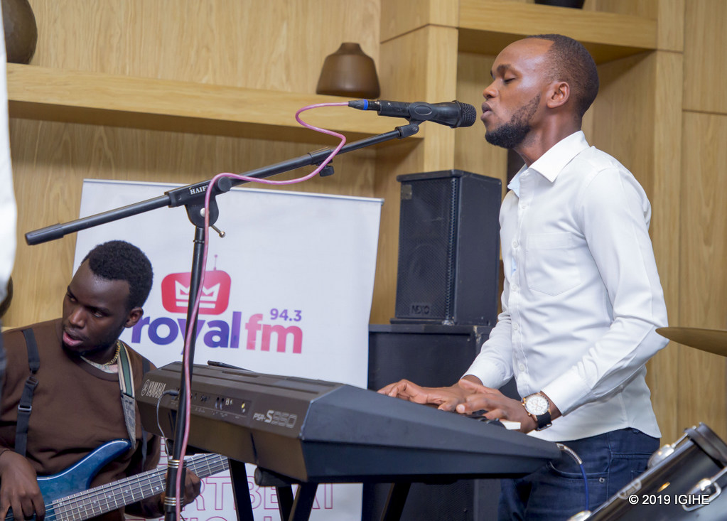 Salus Music Band ifite abacuranzi babifatanya no kuririmba