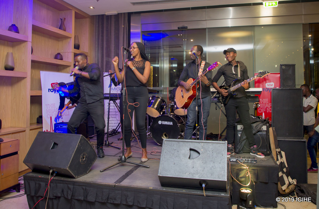 Uhereye ibumoso: Umuhanzi Bigira Elysée uririmba muri Gisubizo Ministries, Umuhire Solange na Serugo Ben babarizwa muri Alarm Ministries bari mu bagize Source Of Melody Band