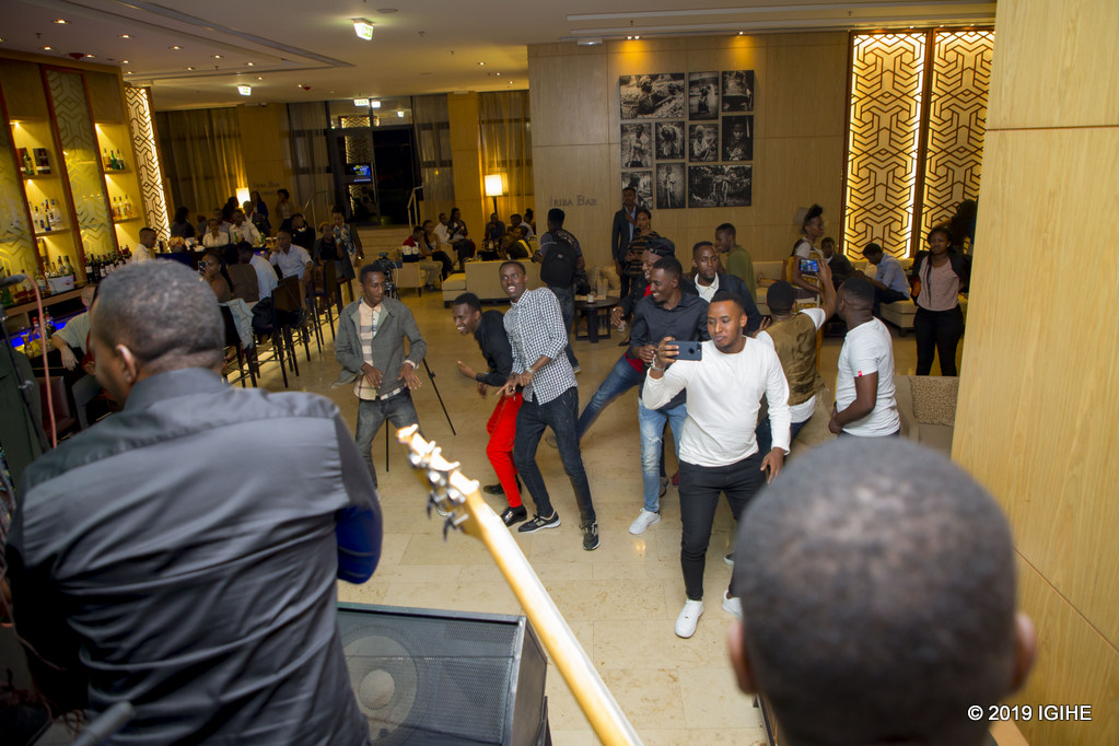 Source Of Melody Band yeretswe urukundo n'abari muri Iriba Bar and Terrace muri Kigali Marriott Hotel