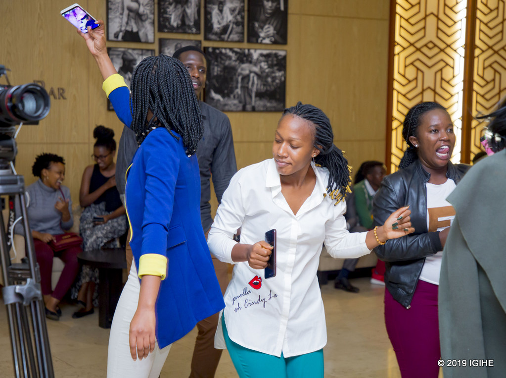 Bumwe mu buryo bufasha guha amahirwe band yawe ni ugufata amafoto cyangwa amashusho ukayasakaza ubinyujije ku mbuga nkoranyambaga za Kigali Marriott Hotel