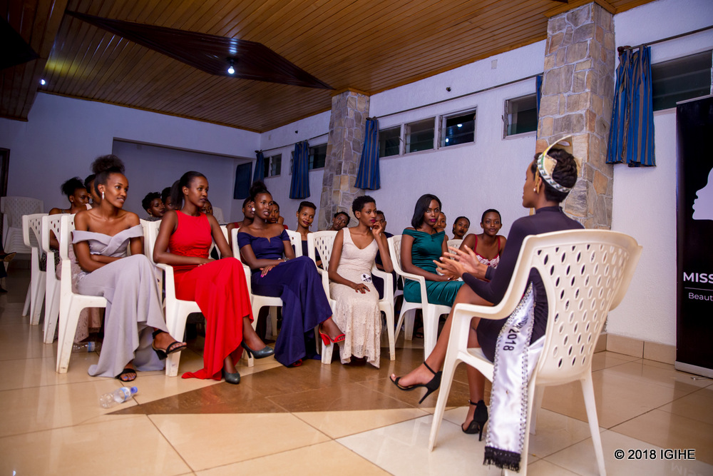 Mu gihe abakemurampaka barimo kubarura amajwi bareba abahize abandi, Miss Rwanda 2018 Iradukunda Liliane yagiye kuba aganiriza abakobwa bitabiriye ijonjora ry'i Huye