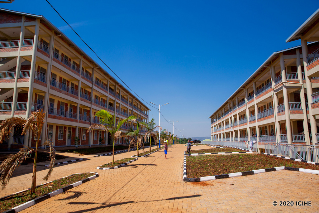 Uyu mudugudu watujwemo imiryango 240 yari mu manegeka mu Murenge wa Kigali ku musozi wa Mont Kigali