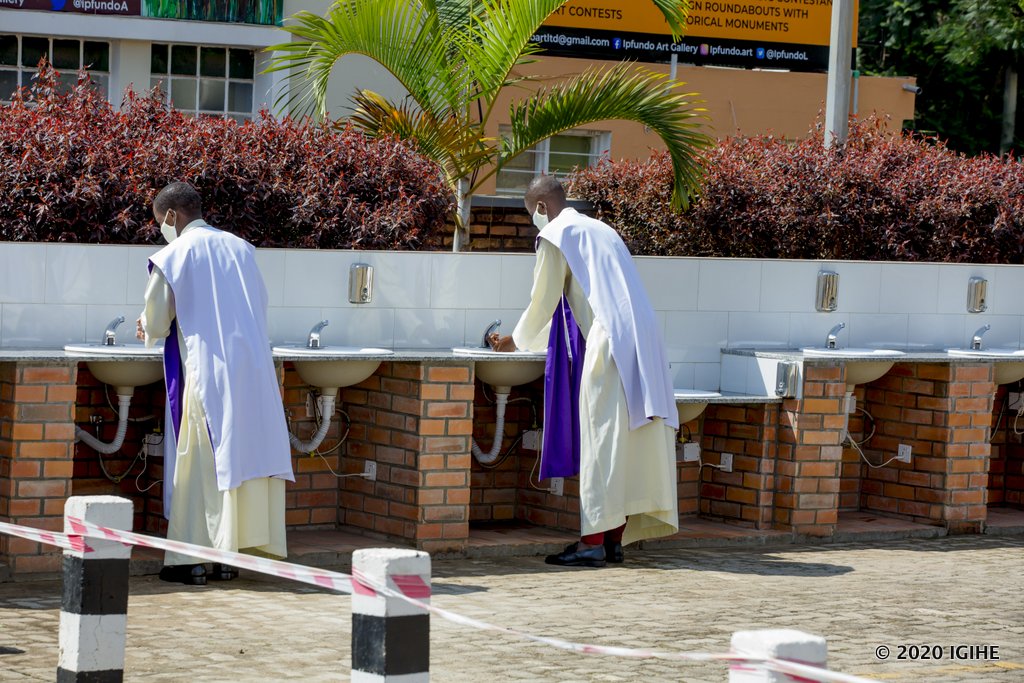 Abasoma amasomo matagatifu nabo bakaraba intoki mbere yo kwinjira mu kiliziya