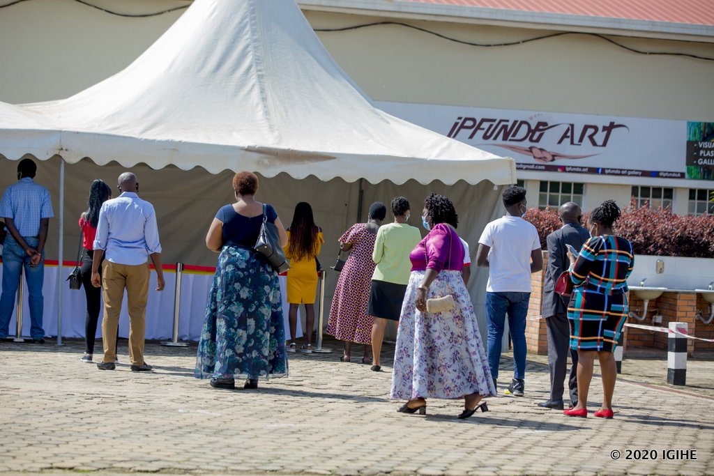 Mbere yo kwinjira mu kiliziya, bose babanzaga kwandikwa