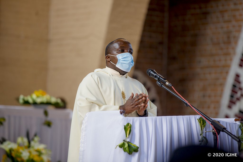 Abakirisitu bagiriwe inama yo gukurikiza ingamba zo kwirinda ikwirakwira rya Coronavirus