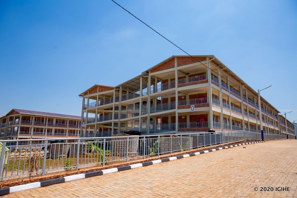 Umudugudu wa Karama ufite n’ahazakorerwa ubworozi bw’inkoko hafite ubushobozi bwo kororerwa inkoko zisaga ibihumbi icyenda. Wubatswe ku bufatanye n’Ingabo z’igihugu nk’umusanzu wazo mu gihe hizihizwa imyaka 25 u Rwanda rubohowe